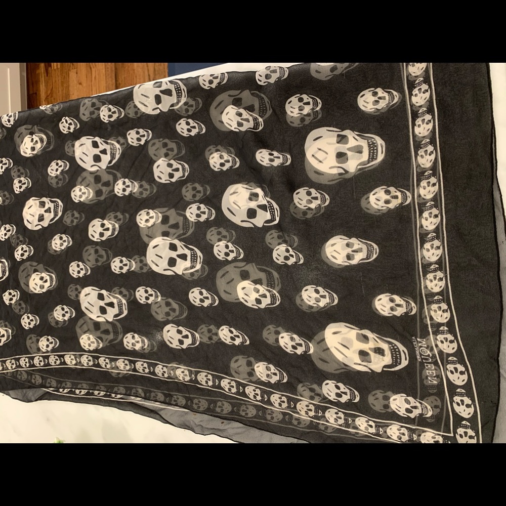 Alexander McQueen skull scarf